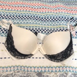 Victoria’s Secret 34B bra